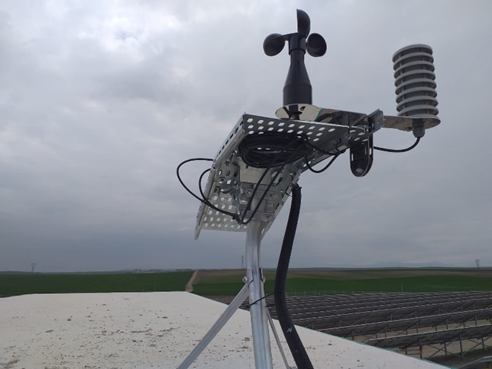 Irradiance reference cell, module temperature, ambient temperature & wind speed sensor fixed on 3S-SensorSupport