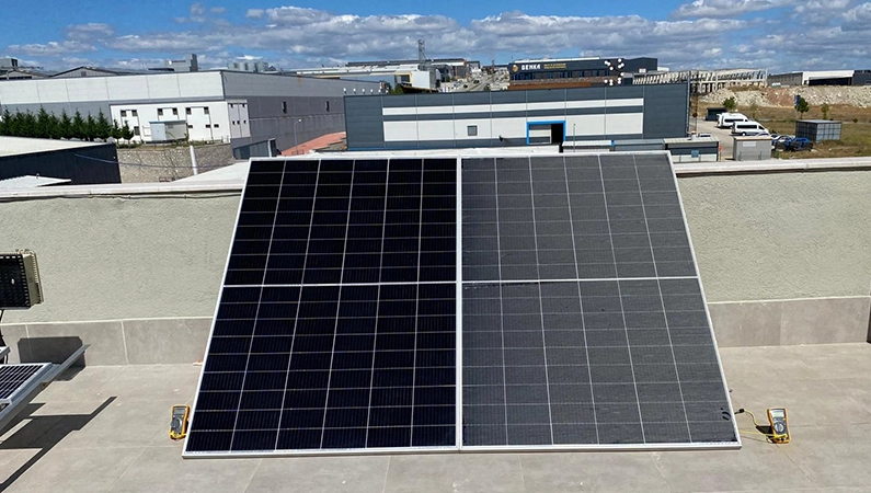 Clean and artificially soiled PV modules in the field test setup